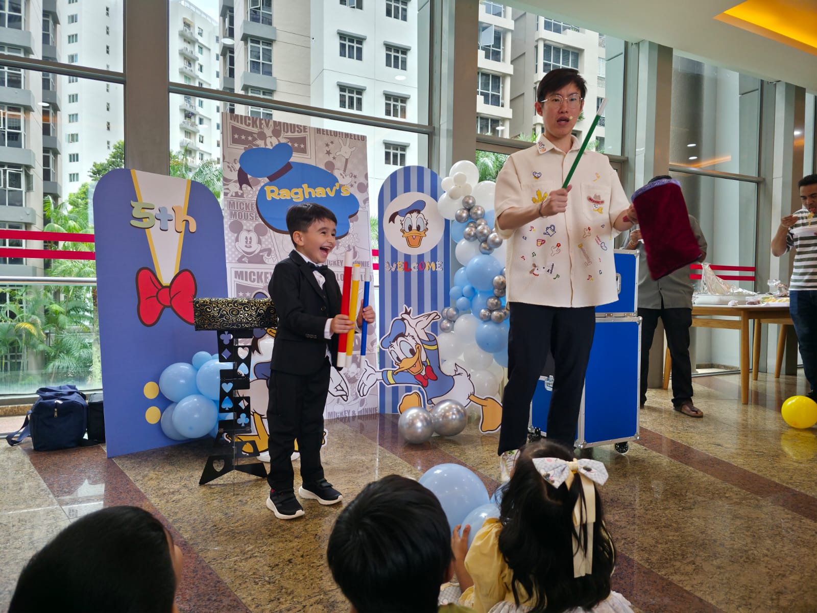 Kids party entertainment moment